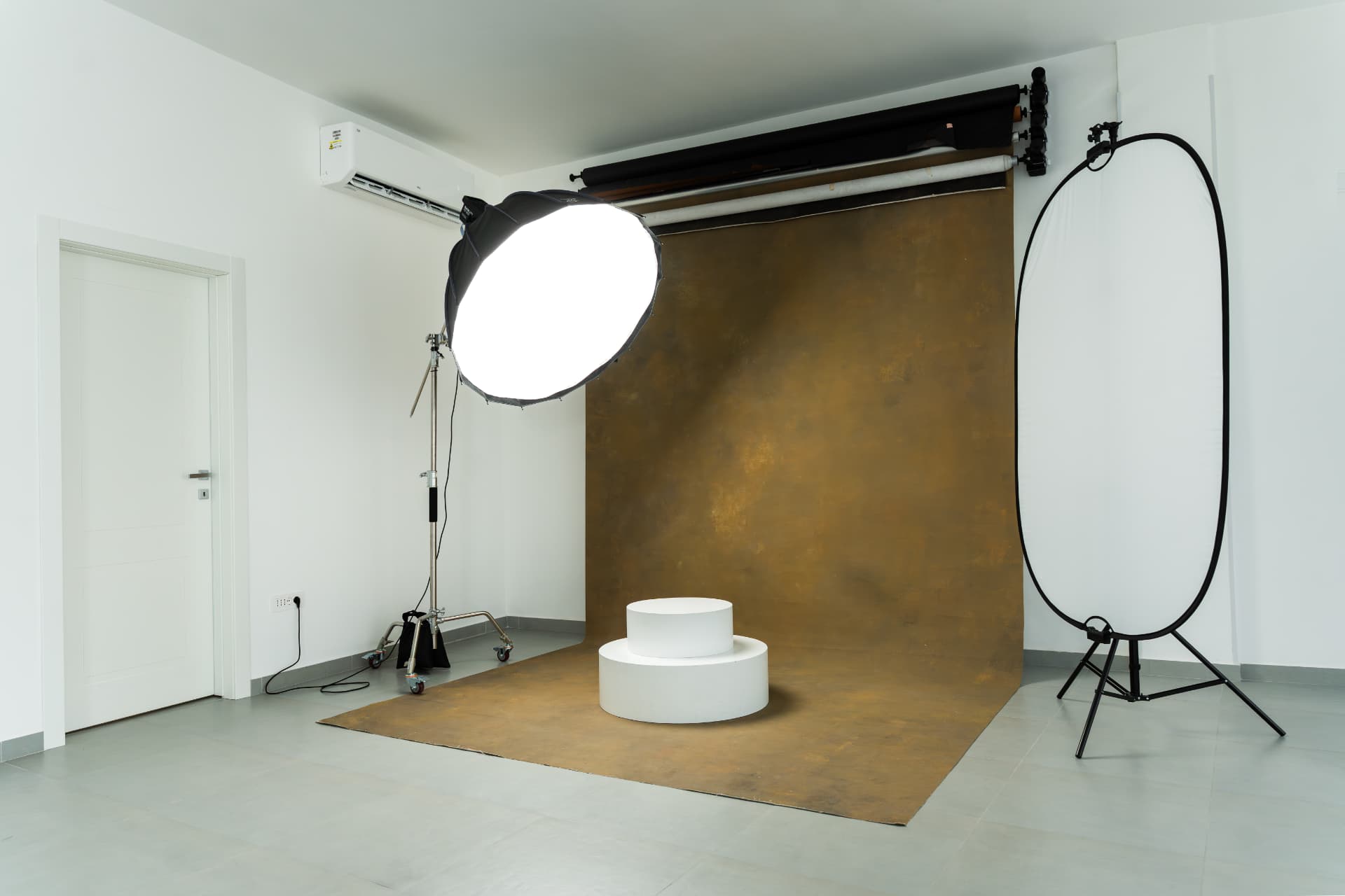 Set fotografico dello studio con fondale e luci professionali