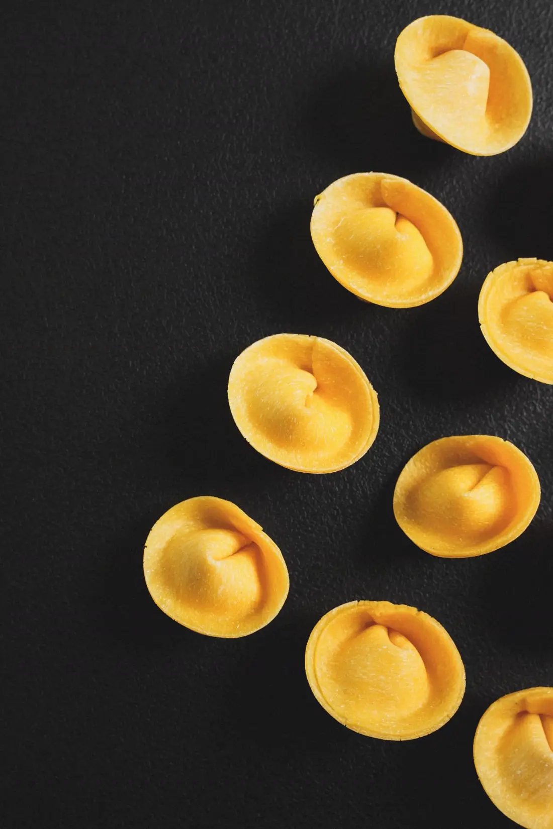 Pasta fresca su fondale nero, fotografia food