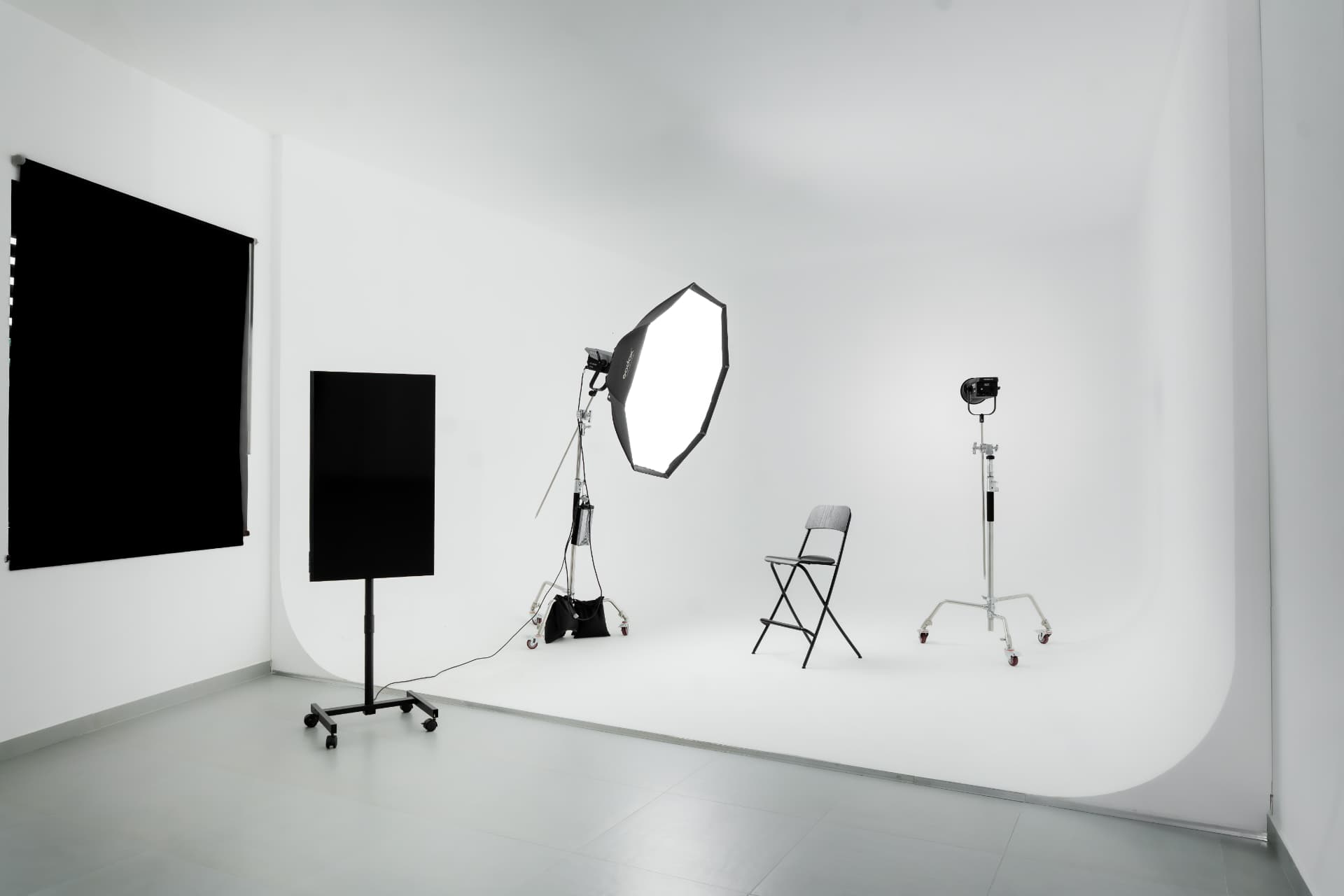 Interno della sala pose L2 Studio Creativo con limbo bianco e luci professionali