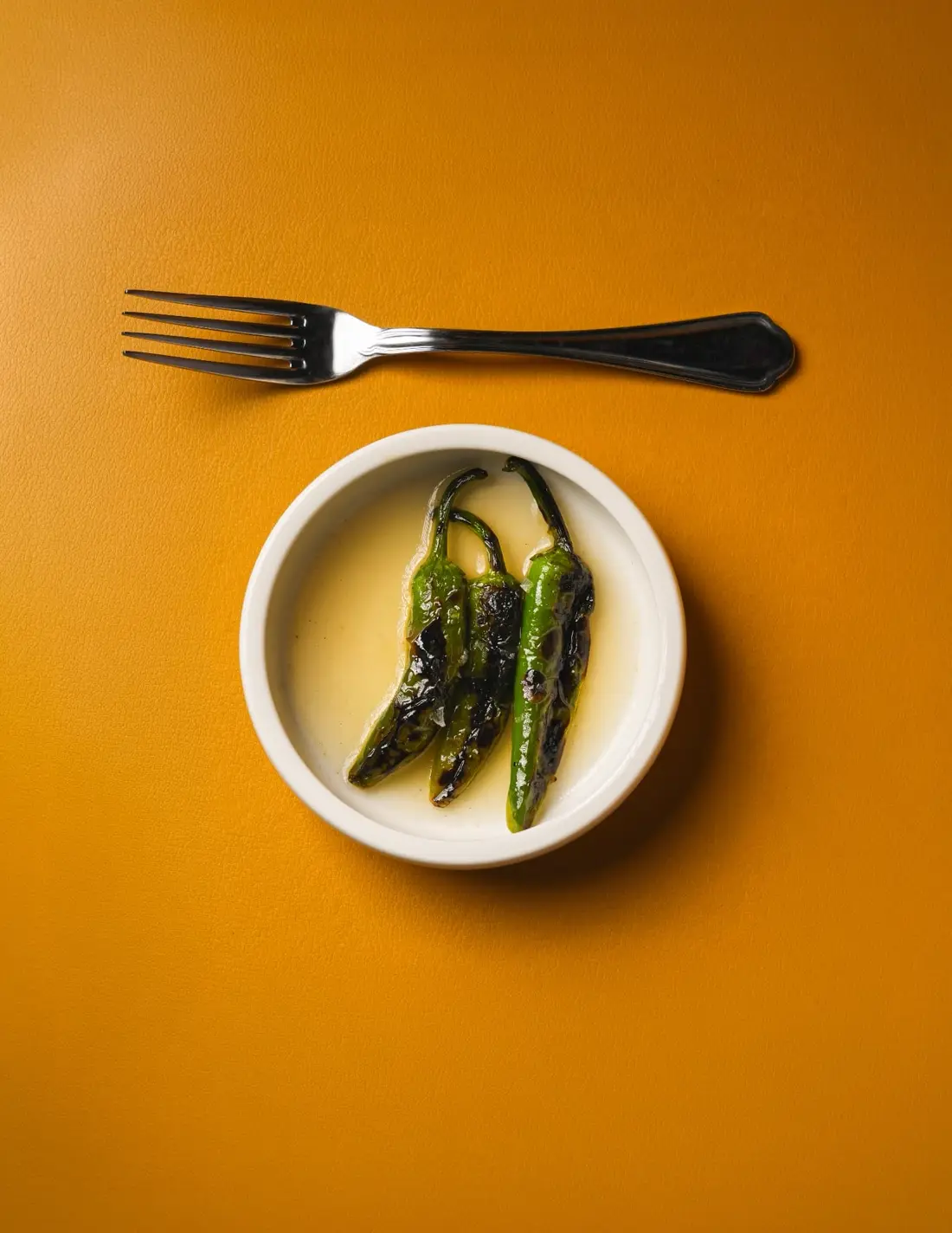 Dettaglio food su fondale giallo