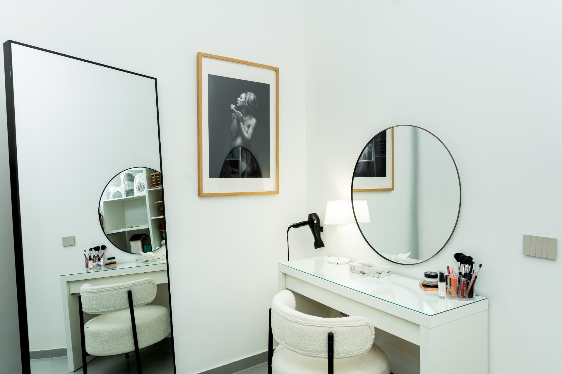 Postazione make-up con specchi e sedute