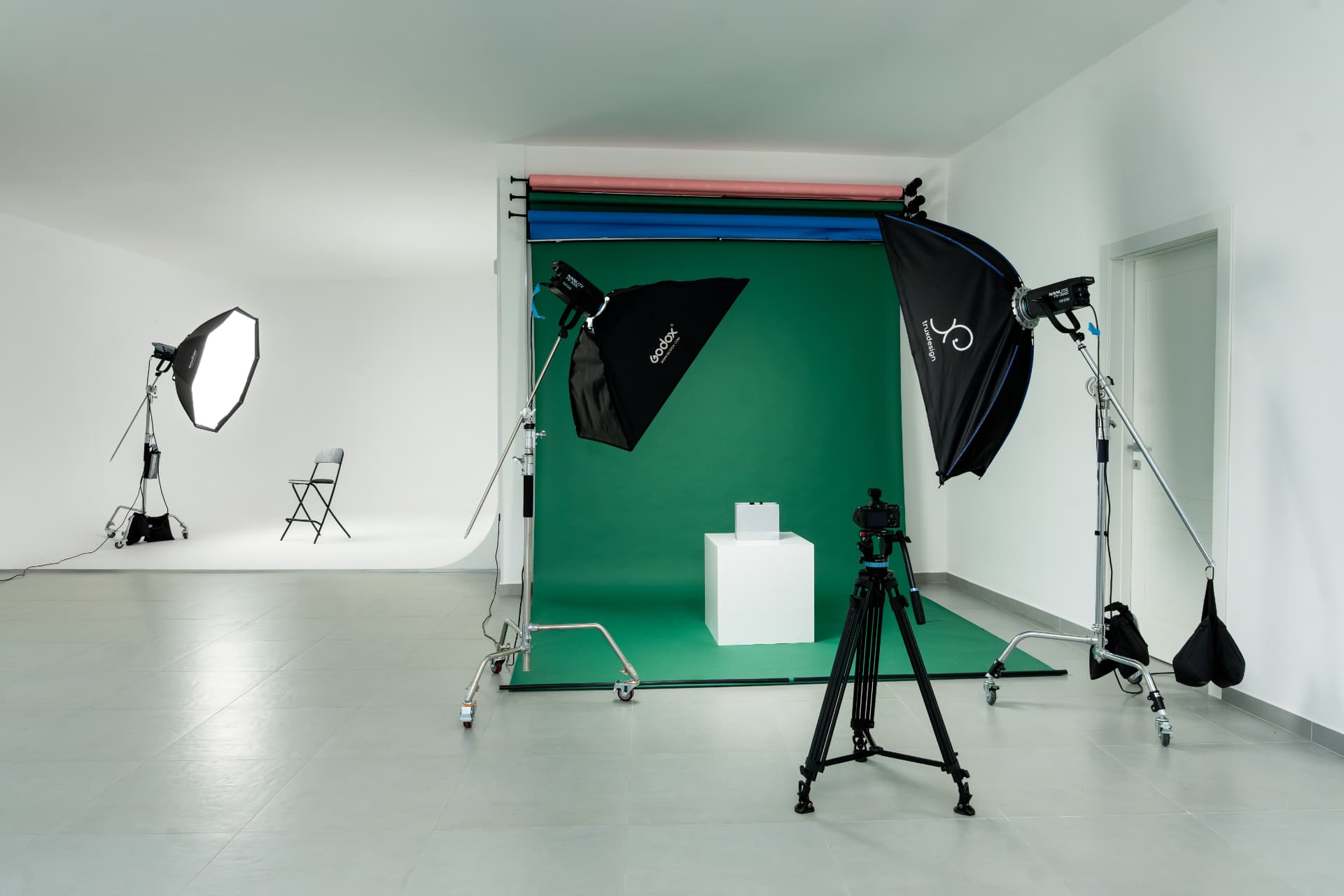Set con green screen, softbox e treppiede in sala pose