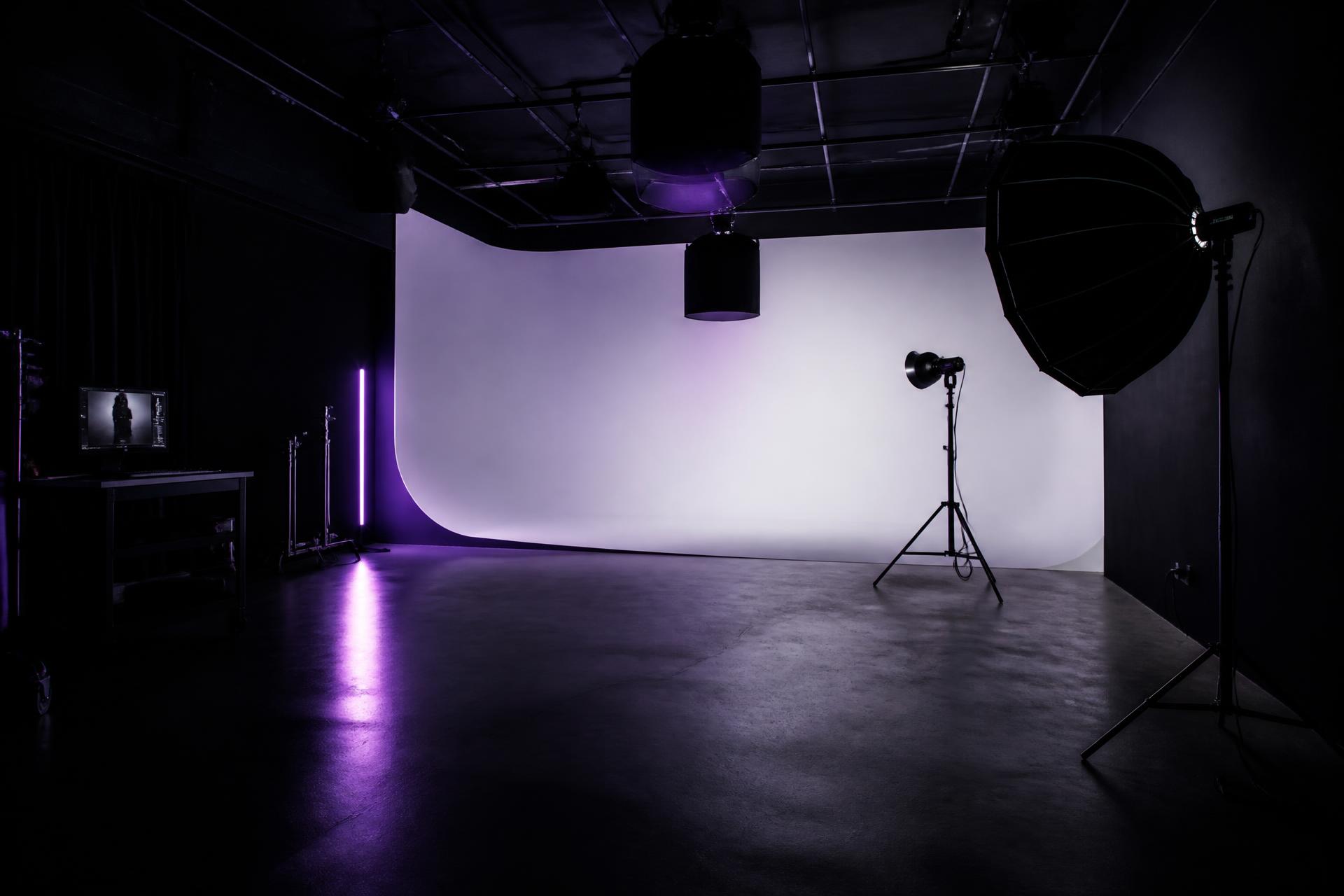Interno della sala pose L2 Studio Creativo con limbo bianco e luci professionali